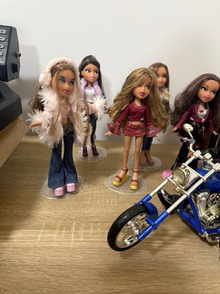 Lote Bratz con moto y accesorios
