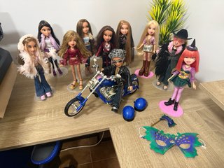 Lote Bratz con moto y accesorios