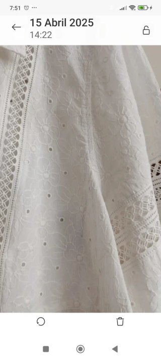 Blusa blanca de algodón con bordados