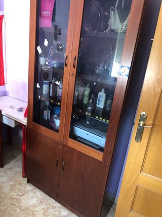Estantería grande con llaves