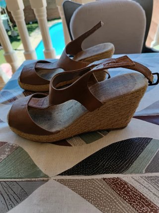 Sandalias cuña esparto piel marrón