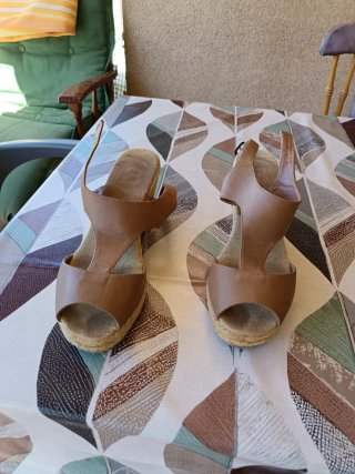 Sandalias cuña esparto piel marrón