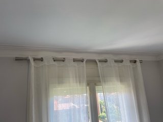 Barra y cortinas TEXTURA plateadas y blancas
