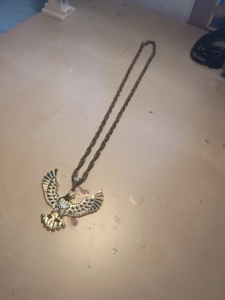 Collar con colgante de águila de metal
