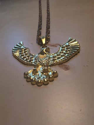 Collar con colgante de águila de metal