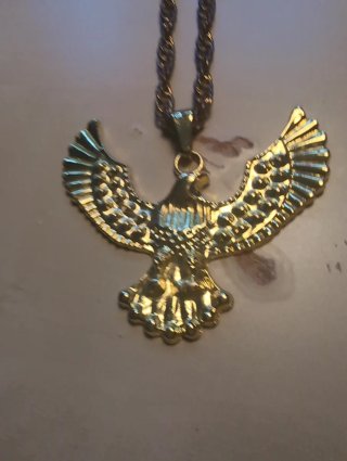 Collar con colgante de águila de metal