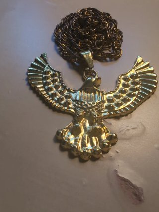 Collar con colgante de águila de metal