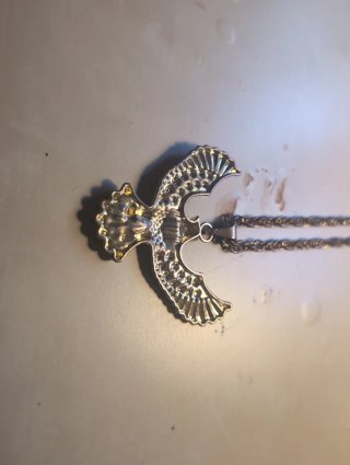 Collar con colgante de águila de metal