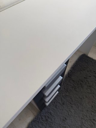 Escritorio blanco y gris con cajones