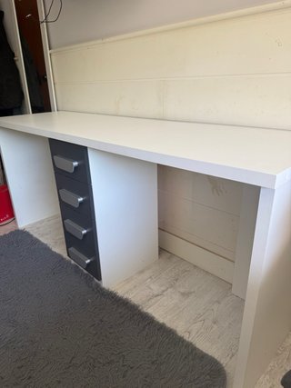 Escritorio blanco y gris con cajones