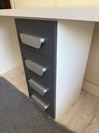 Escritorio blanco y gris con cajones