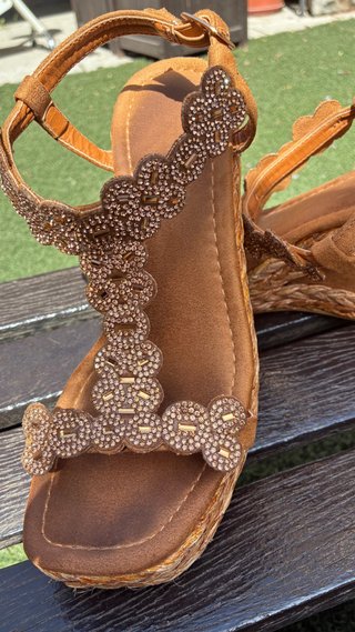 Sandalias cuña bronce con pedrería