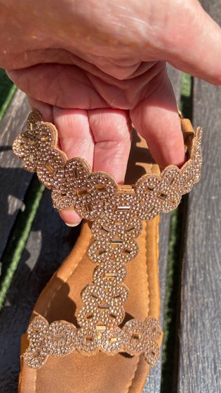 Sandalias cuña bronce con pedrería