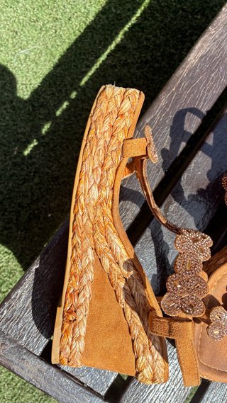 Sandalias cuña bronce con pedrería