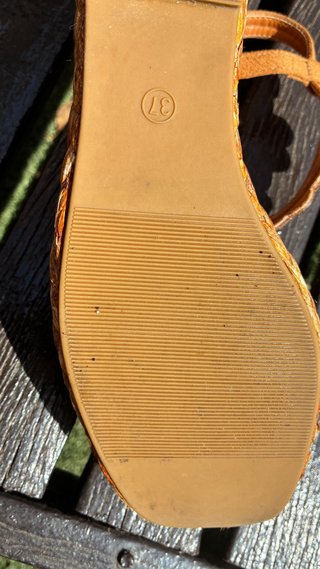 Sandalias cuña bronce con pedrería