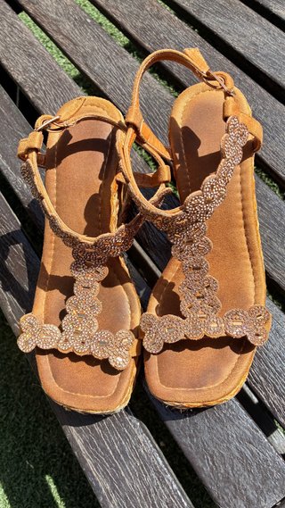 Sandalias cuña bronce con pedrería