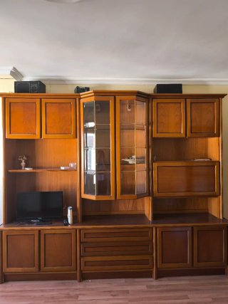 Mueble de salón de madera y cristal