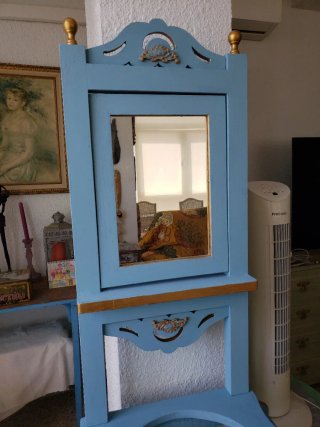 Lavabo antiguo restaurado azul y dorado