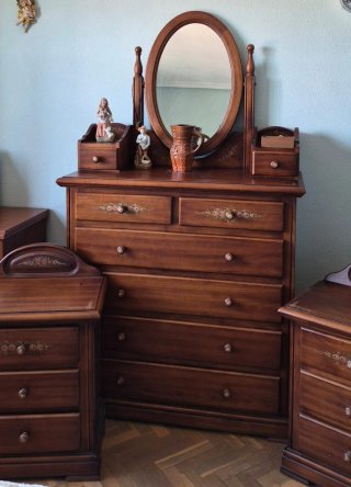 Cómoda y mesitas de noche de madera