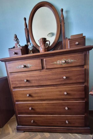 Cómoda y mesitas de noche de madera