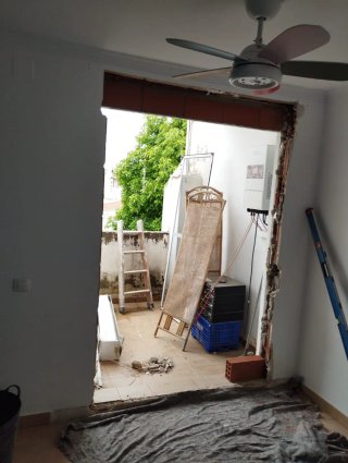 Albañil, fontanero, colocación de ventanas ,puerta