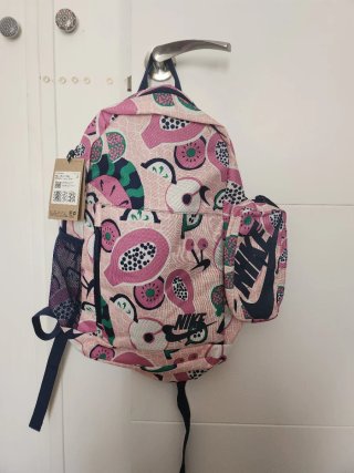Mochila Nike 20L con estuche estampado