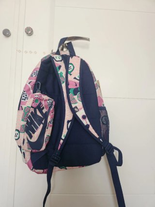 Mochila Nike 20L con estuche estampado