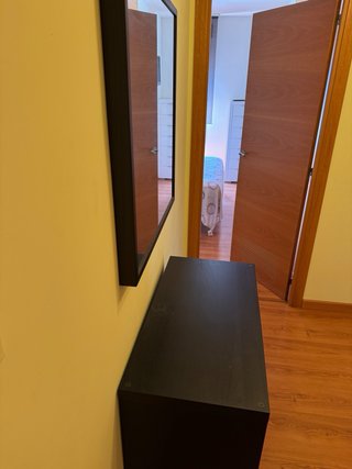 Recibidor negro con espejo y cestas