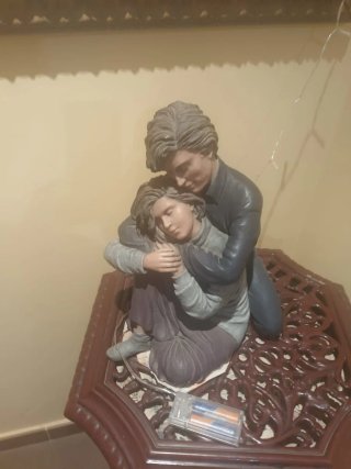 Escultura de pareja abrazada