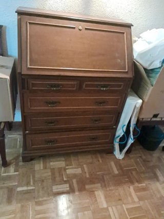 Escritorio de madera marrón