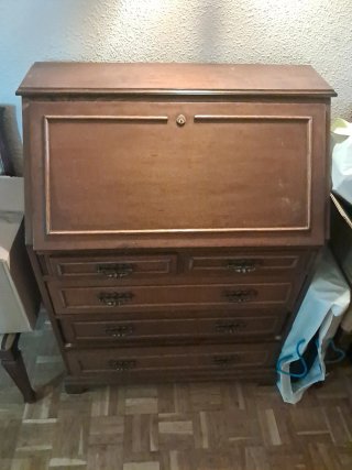 Escritorio de madera marrón