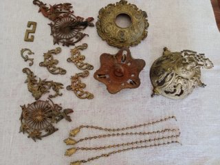Lámpara antigua de bronce decorada