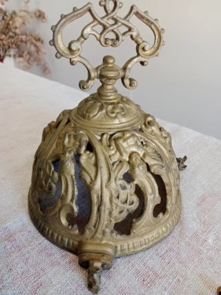 Lámpara antigua de bronce decorada