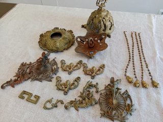 Lámpara antigua de bronce decorada
