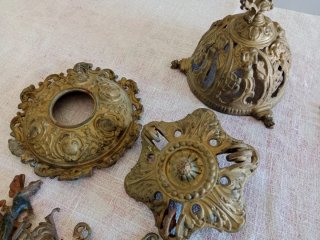 Lámpara antigua de bronce decorada