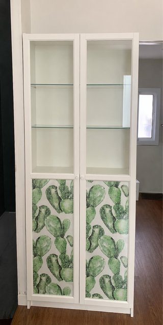 Mueble blanco con puertas decoradas