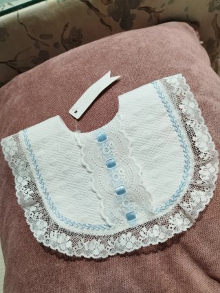 Babero blanco con encaje y bordado azul