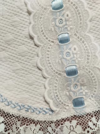 Babero blanco con encaje y bordado azul
