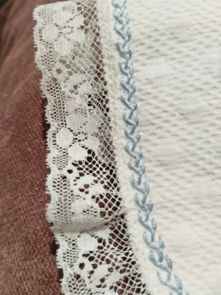 Babero blanco con encaje y bordado azul