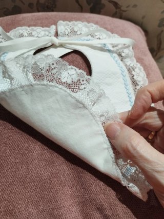 Babero blanco con encaje y bordado azul