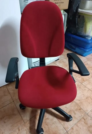 Silla de oficina roja y negra