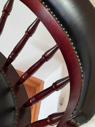 Silla antigua de madera y cuero