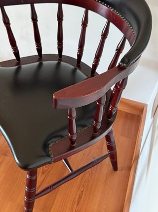 Silla antigua de madera y cuero