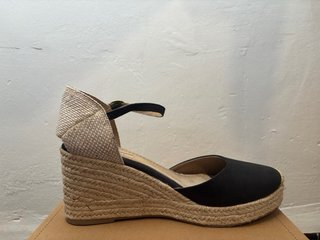 Alpargatas cuña negras y beige