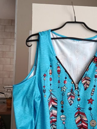 Camiseta turquesa con estampado de plumas