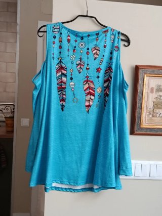 Camiseta turquesa con estampado de plumas