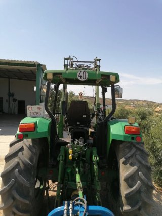 Tractor John Deere con pala