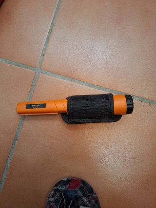 Detector de metales naranja