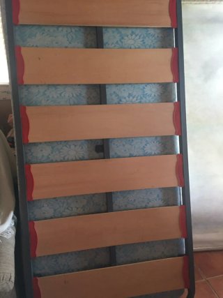 Base de cama de madera y metal