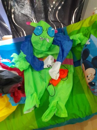 Disfraz inflable loro (adulto) y ovni (niño)